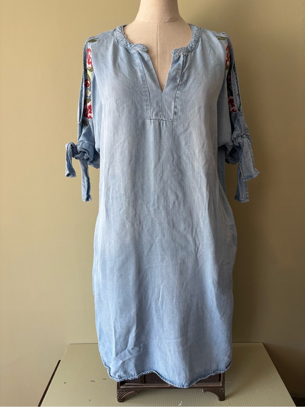 Velvet Heart Chambray dress Blue. Embroidered floral. Pockets Sz M Boho Western - Picture 2 of 10